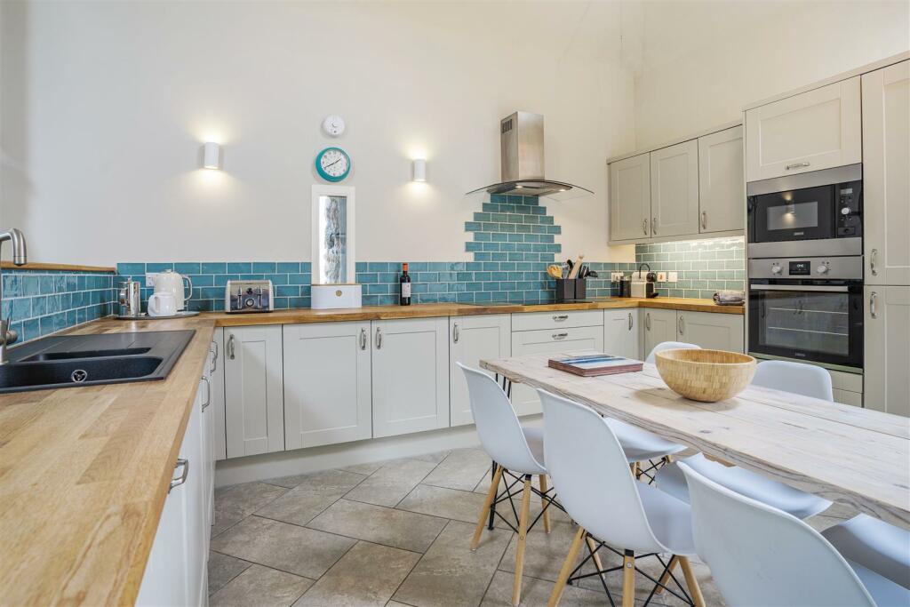 8508933-interior03.jpg