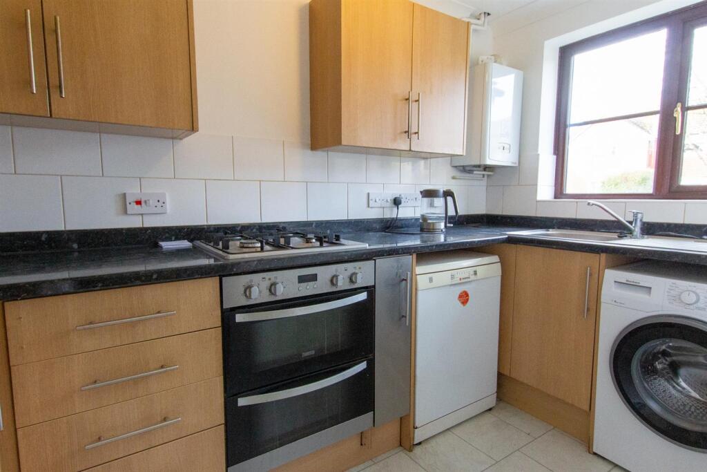 8 Lime Tree Grove - kitchen.jpg