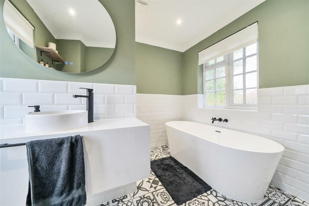 1 Devonshire Drive ensuite.jpg