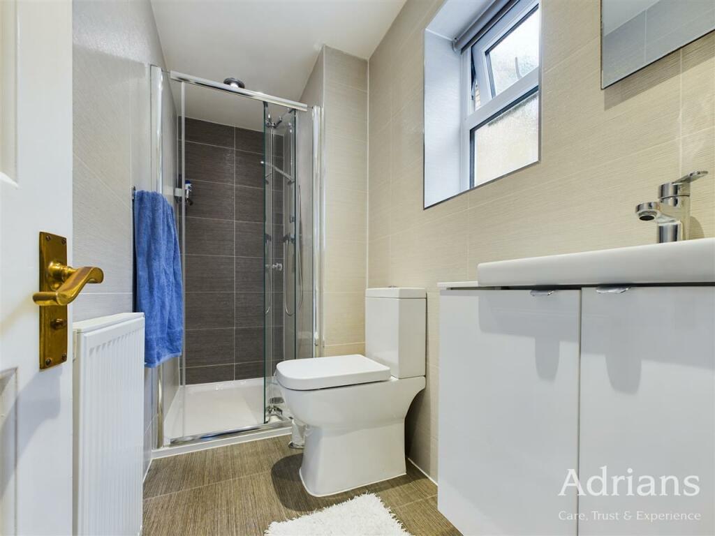 EN-SUITE SHOWER ROOM