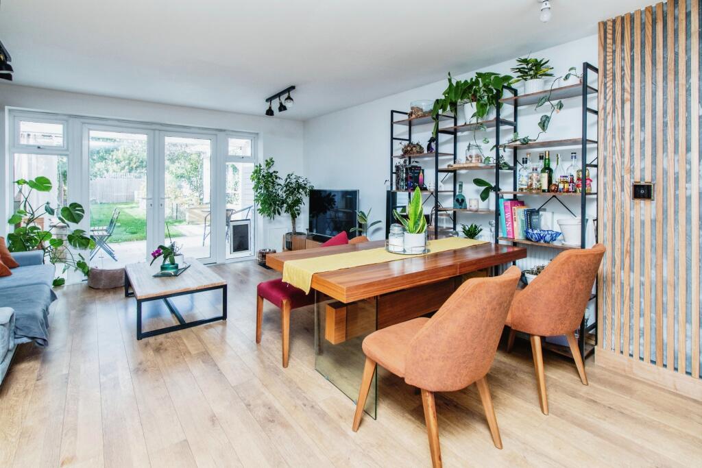 Lounge/Dining Room