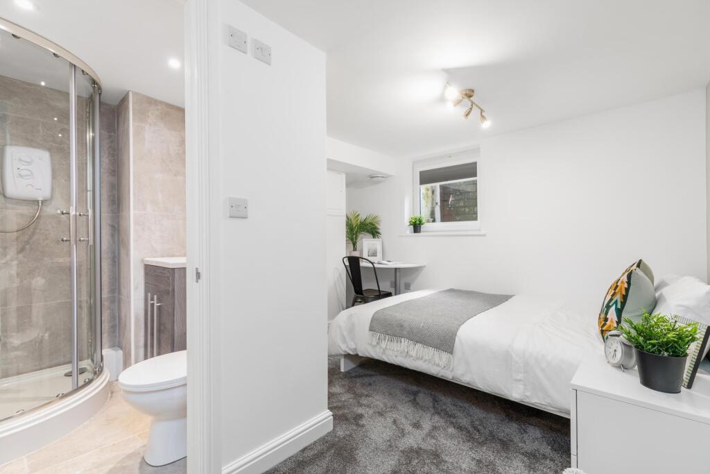 Bright, freshly decorated double bedroom with a...