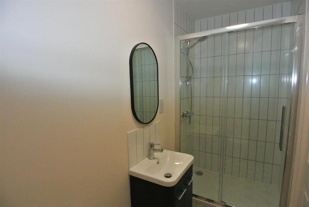 22 Lynwood Ensuite 2.jpg