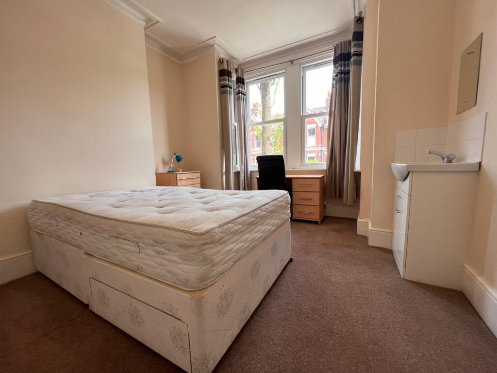 19 Hollingbury Park Avenue - Bedroom 1 (1)