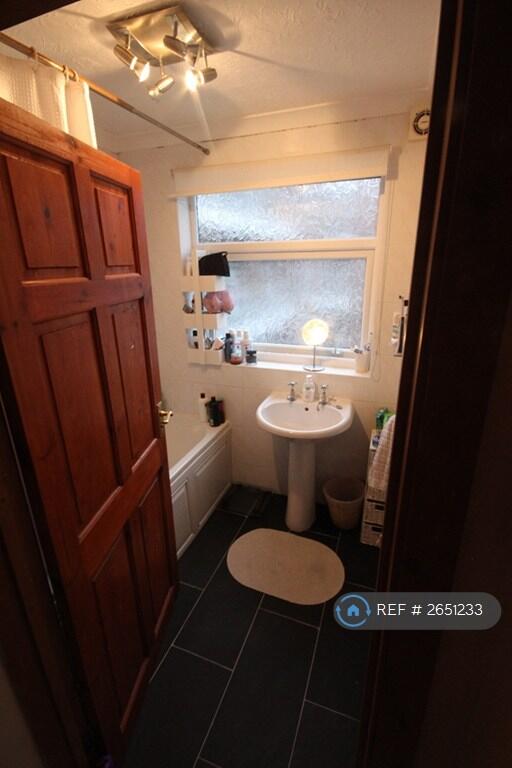 Bathroom + Bath/Sink (Wc Seperate)