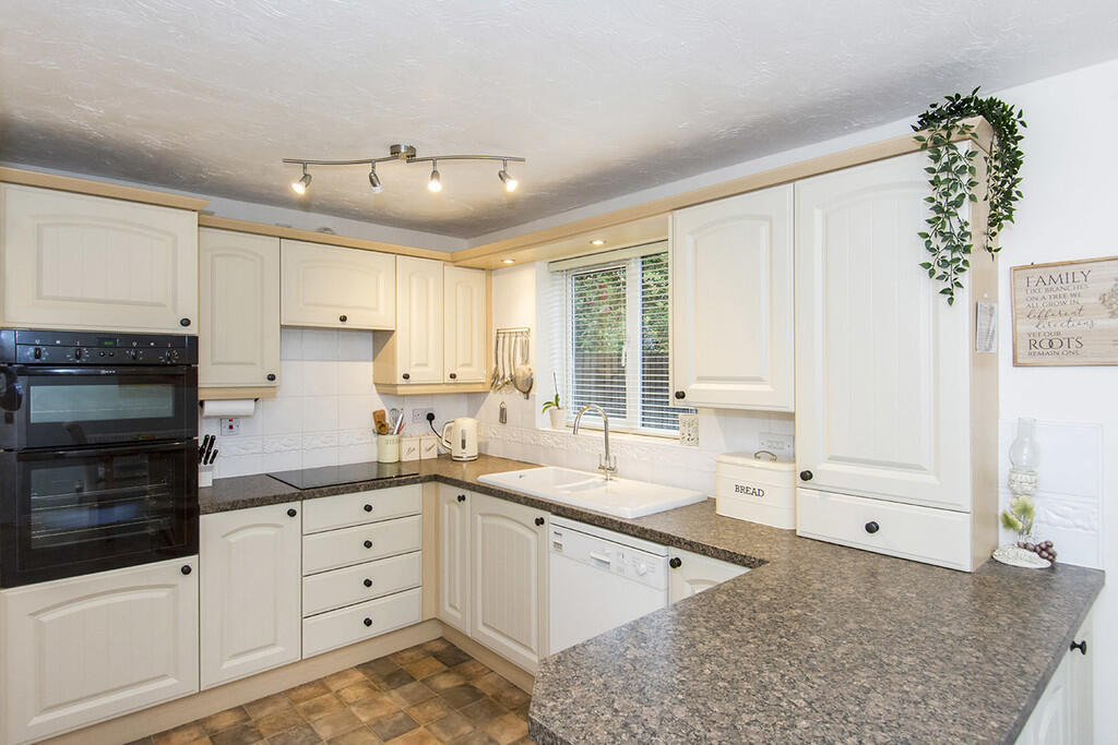 Kitchen/Breakfast...