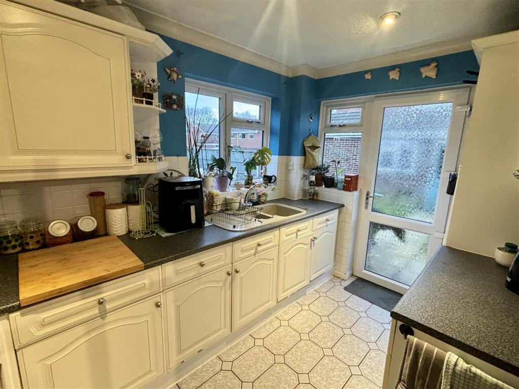 FITTED KITCHEN