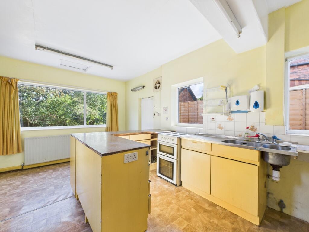 CAM02386G0-PR0142-STILL022