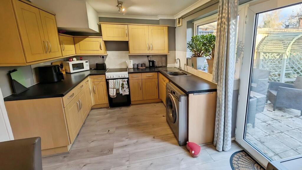 49 Elizabeth Crescent kitchen a.jpg