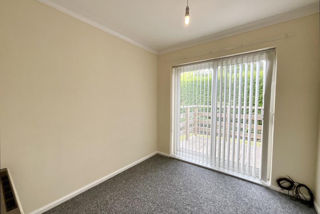 bedroom/dining room