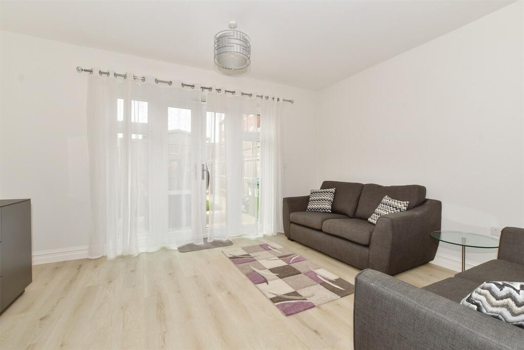 Lounge/Dining Area