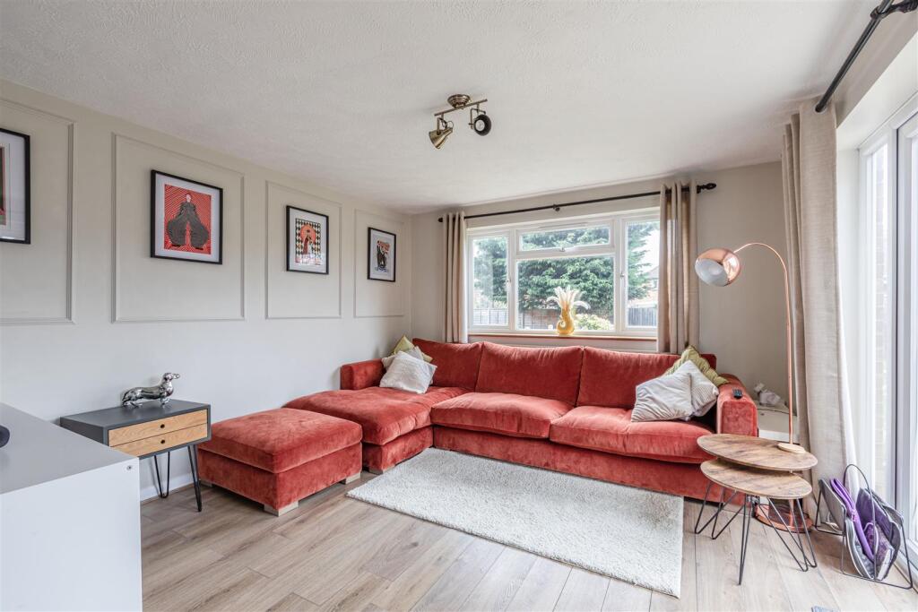 12 Gaveston Close, Byfleet, KT14 7HE - 8.jpg