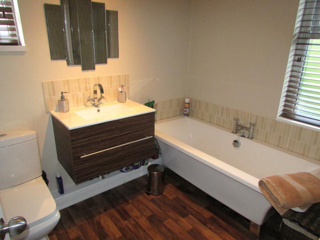 ProppsHallDv46bath1.JPG
