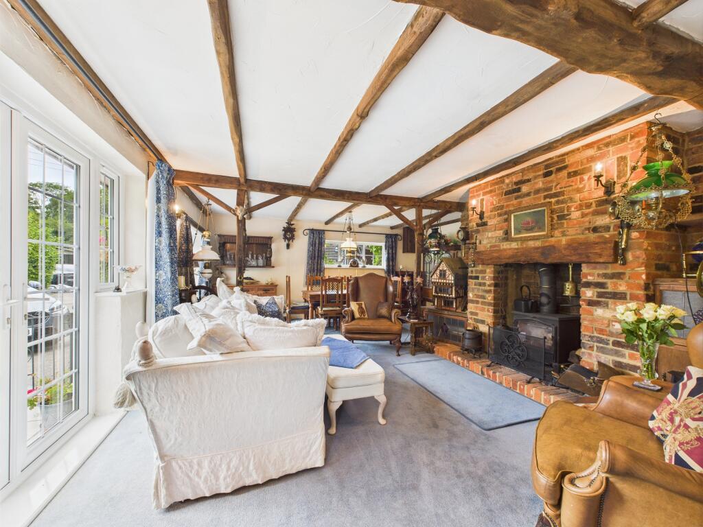 CAM02909G0-PR0466-STILL018