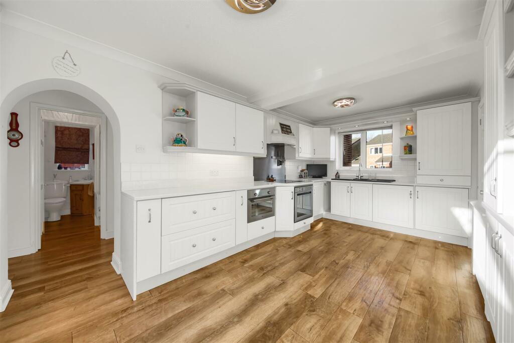 3 Kitchen.jpg