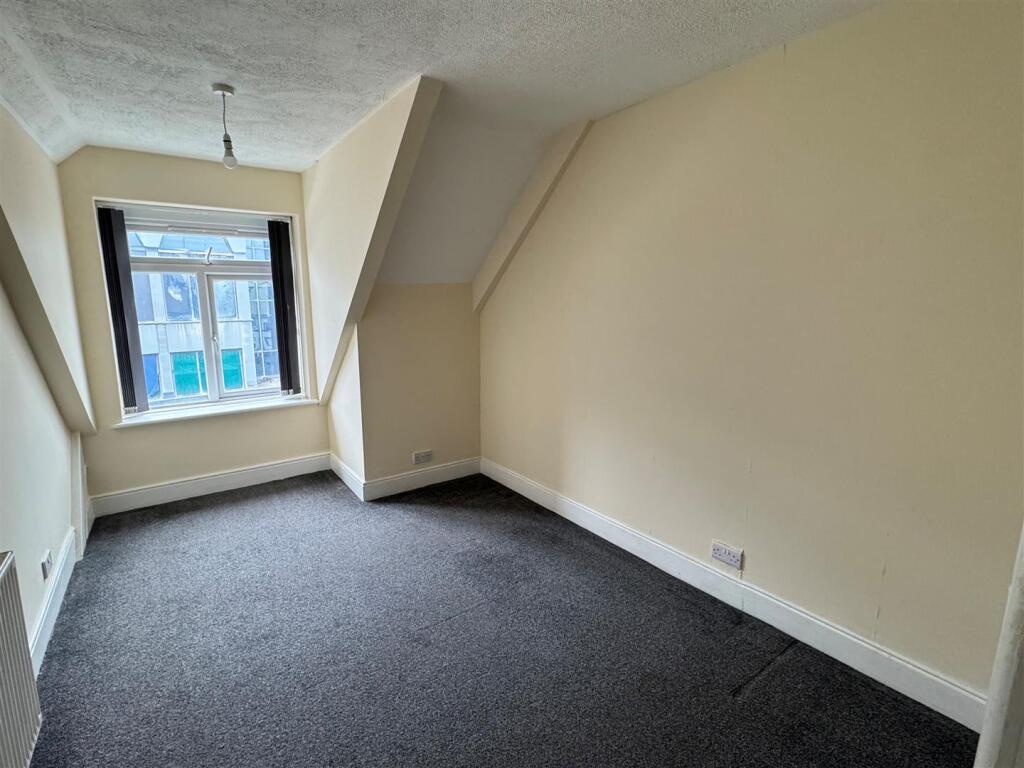 Flat 3, 32a Cliff Road Bedroom 2