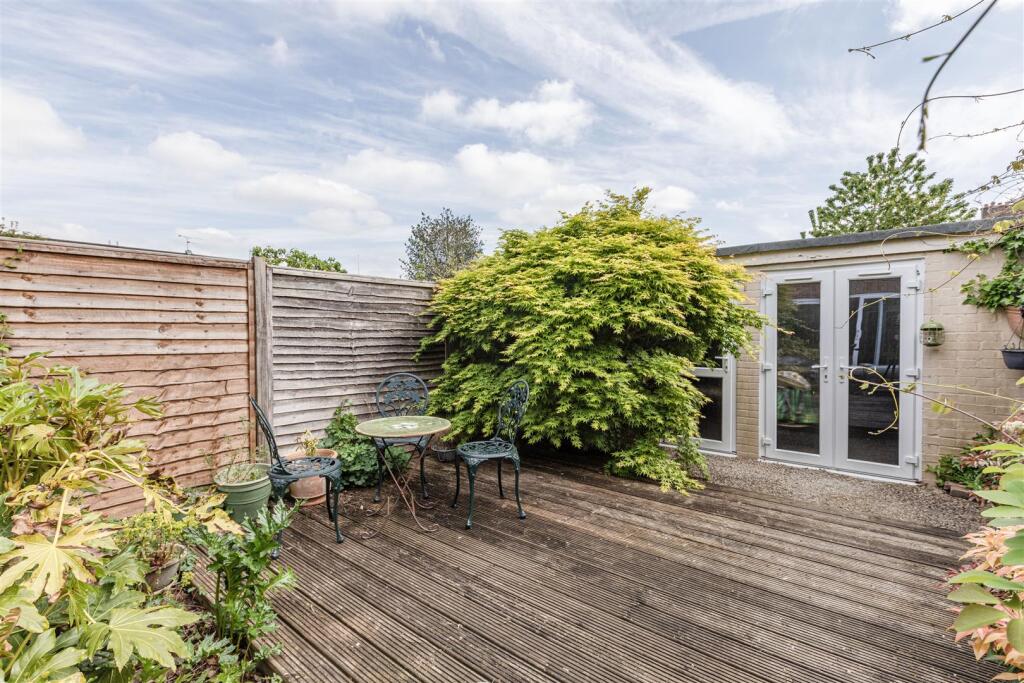 6 York Close, KT14 7HW - 15.jpg