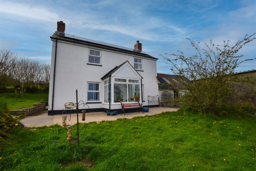 Front of Property / Front Garden