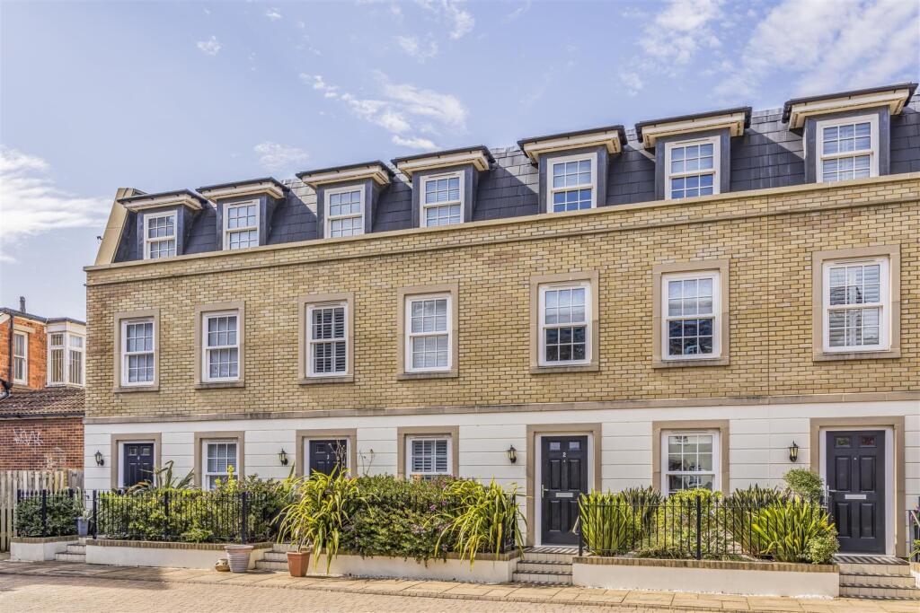 2 Cambridge Mews, Serpentine Road, Southsea-Portic