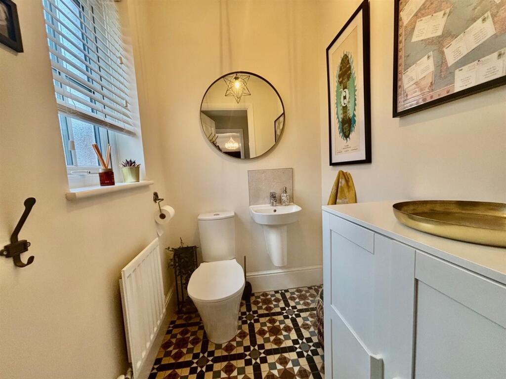 Guests Cloak Room/WC