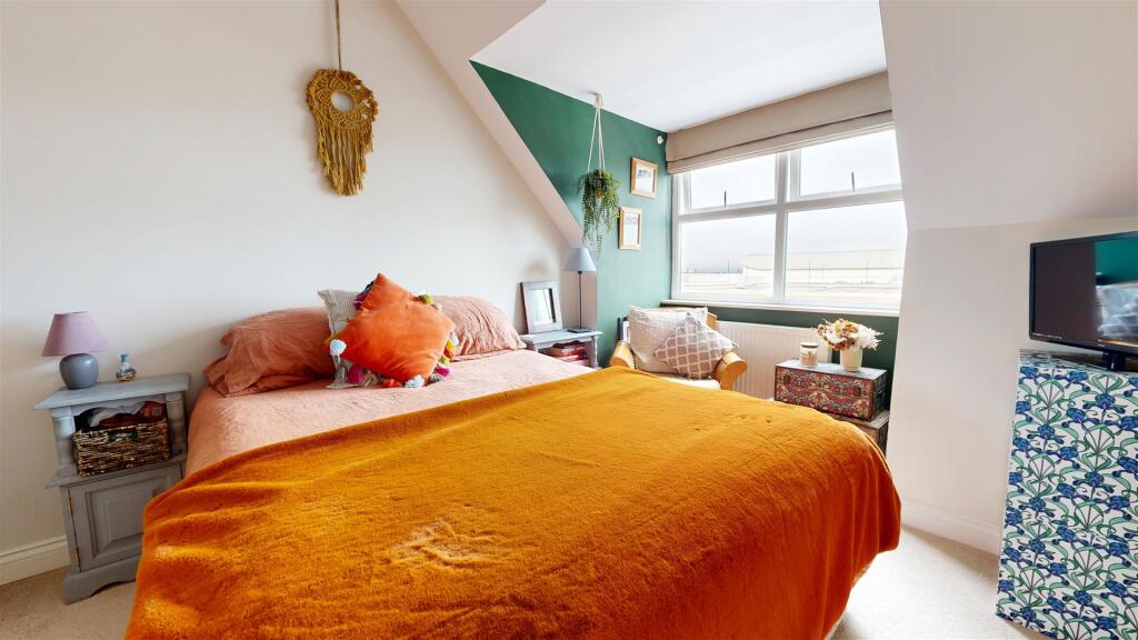 BEDROOM PIC 1.jpg