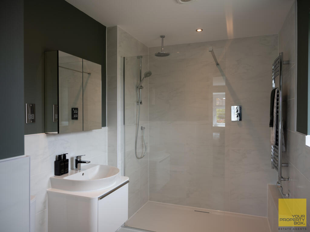 redrow---the-henley---main-bedroom-en-suite---6726