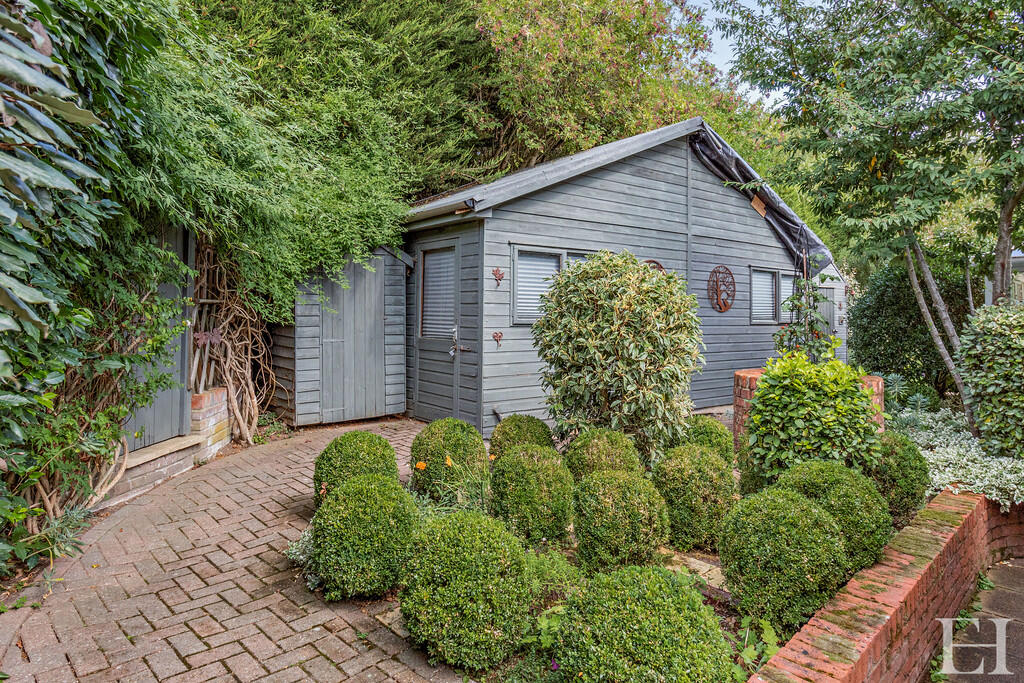 8658864-exteriorW...