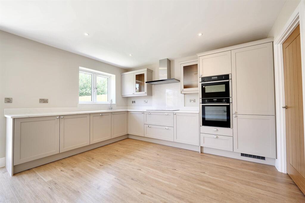 Kitchen 2.jpeg