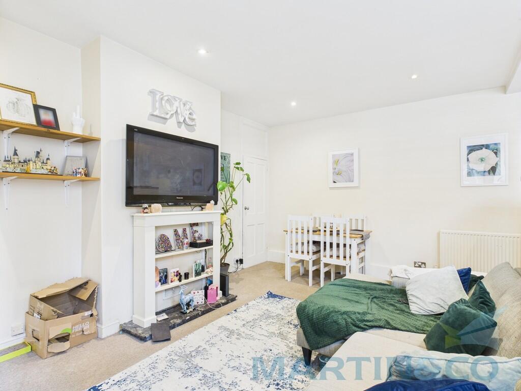 Living room Pic 1