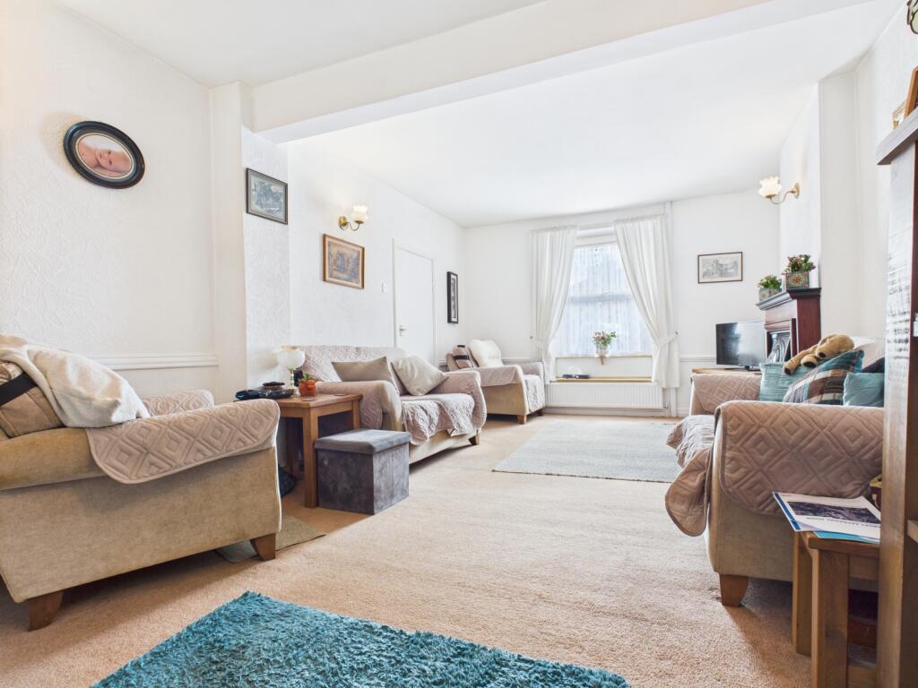 CAM03729G0-PR0107-STILL025