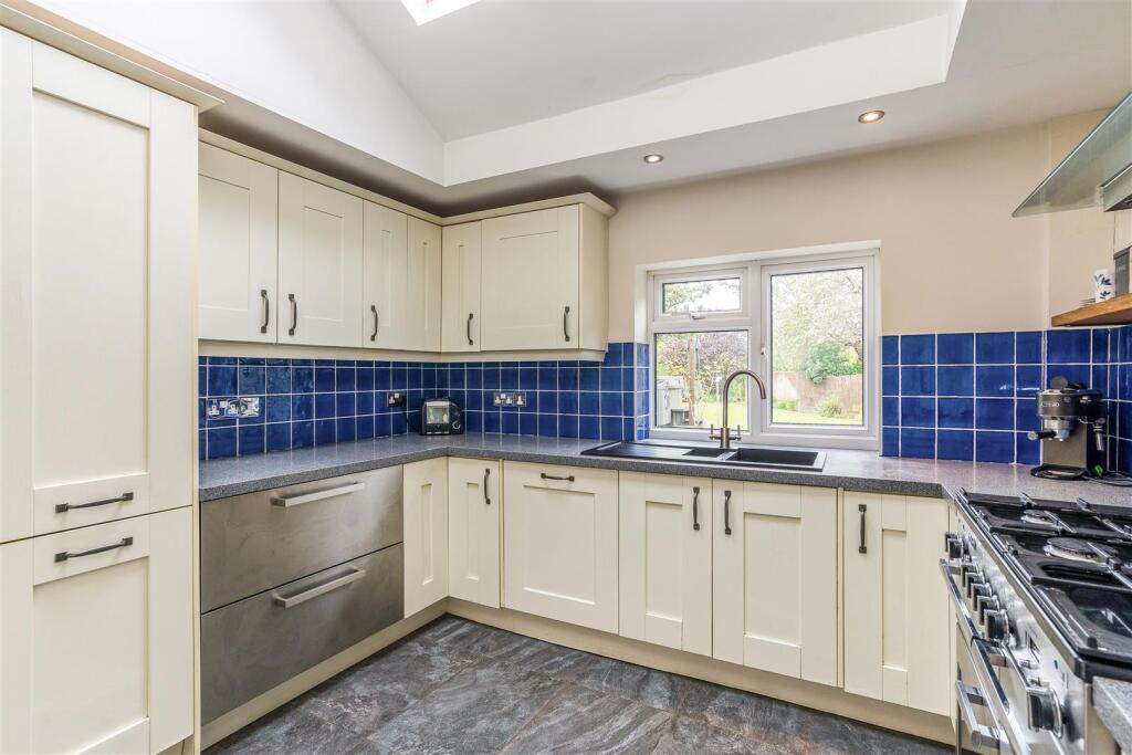 68750_Crofton-Cottage-Bath-Road  (6).jpg