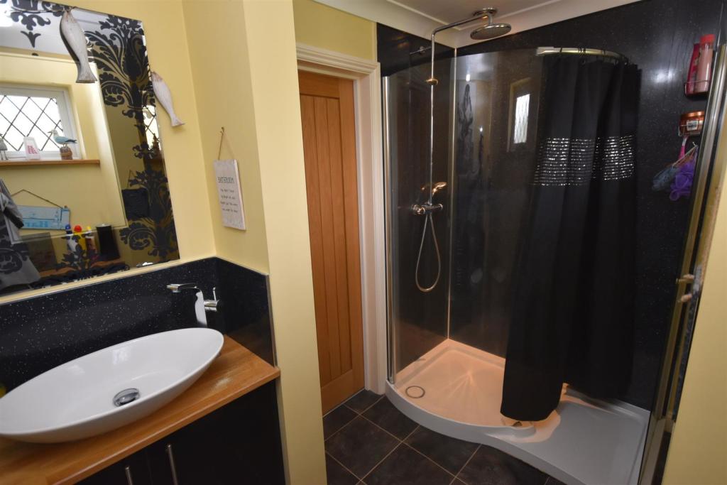 Shower Room.JPG