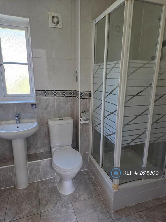 Master Bedford En Suite Pic 2