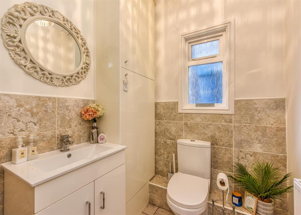 21 Zoar Street-Cloakroom.jpg