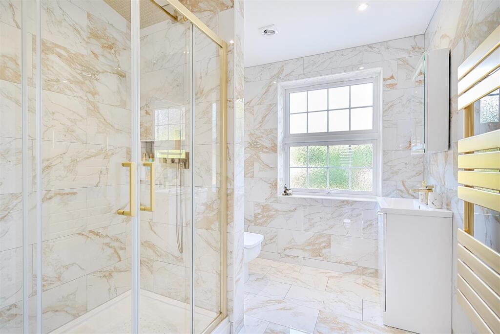 Bathroom (2).jpg