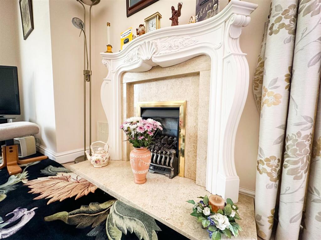 ALTERNATE VIEW OF LOUNGE