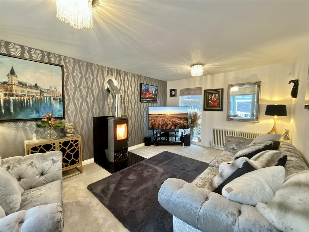 LIVING ROOM/SITTING ROOM