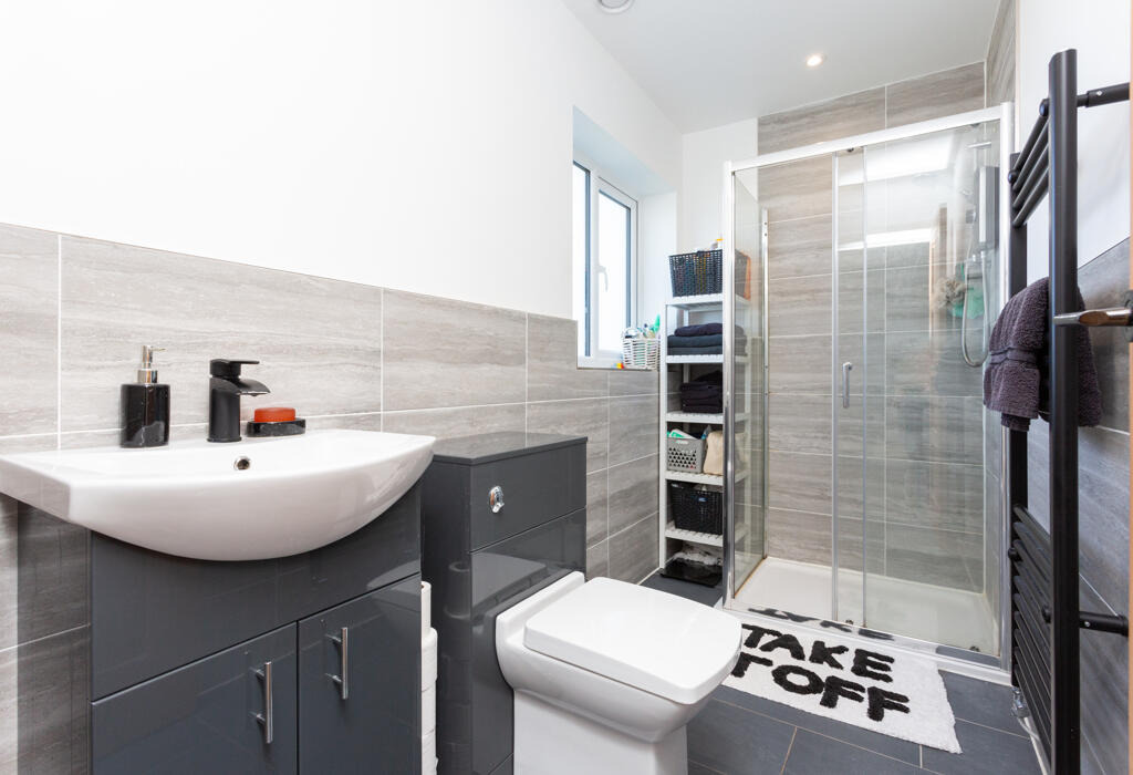 Bedroom 2 en suite 