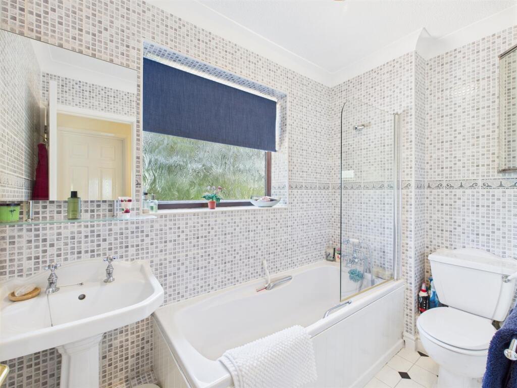 FAMILY BAHTROOM
