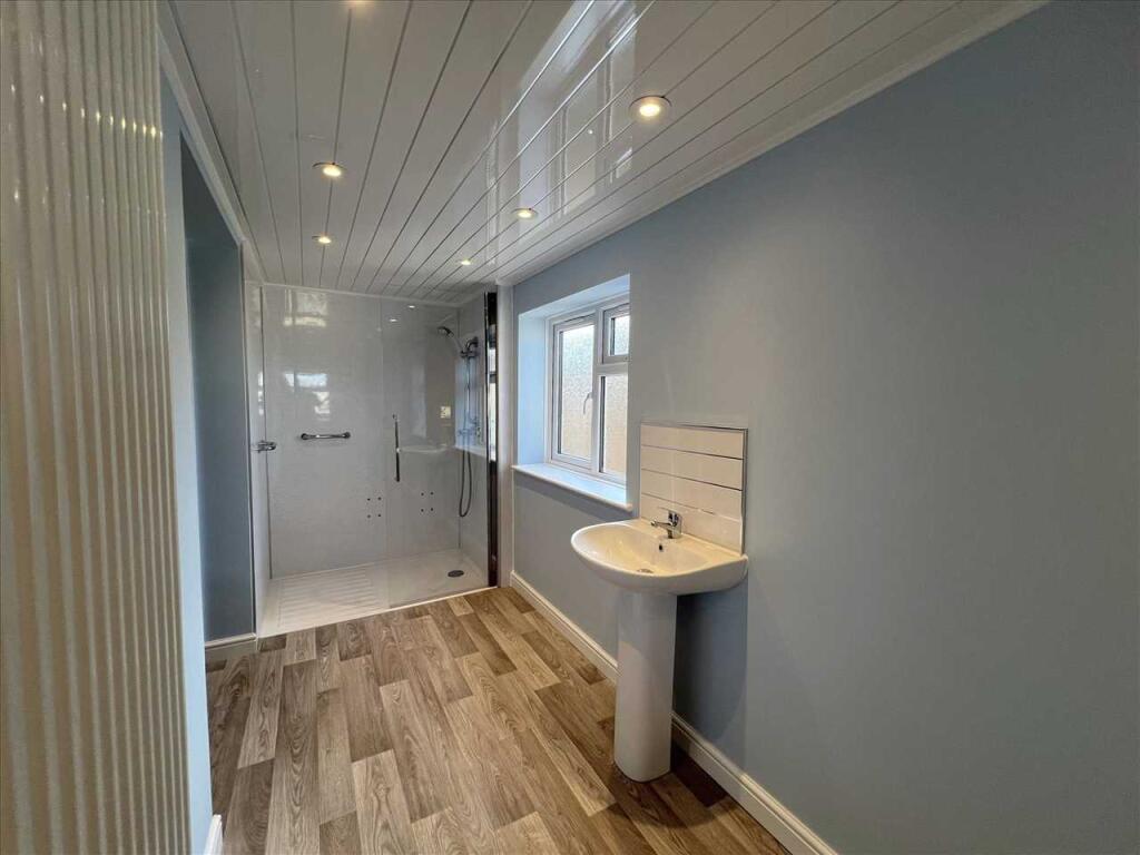 SHOWER ROOM/UTILITY