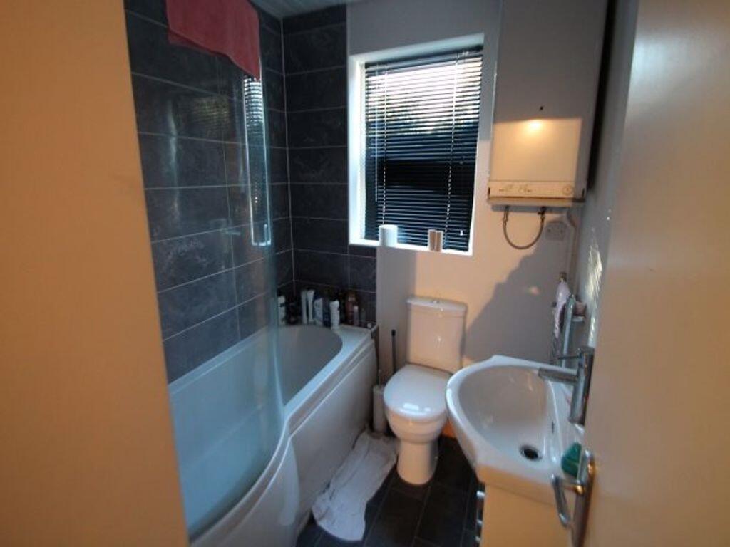 Well-presented bathroom with a combined bath/sh...
