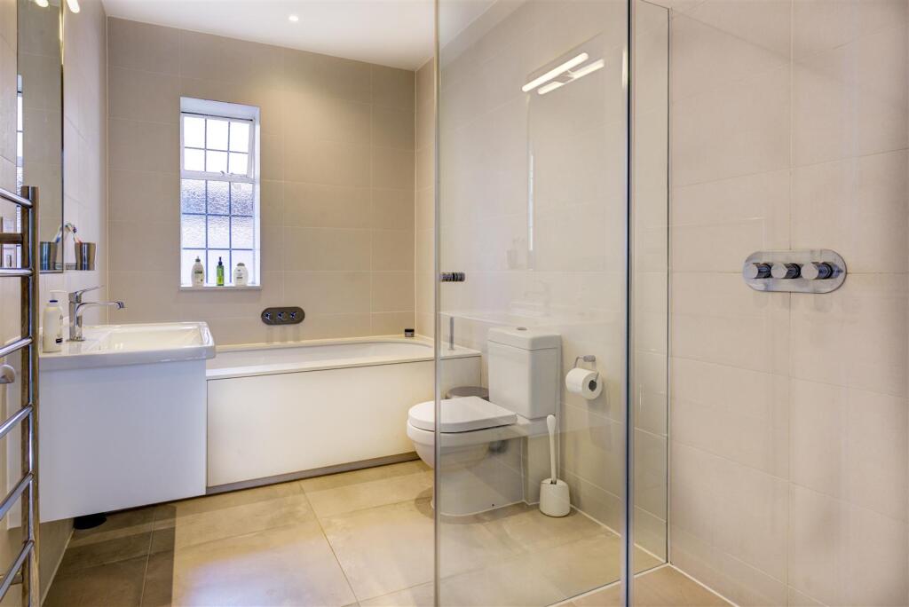 D0341 88 kingsley way ffBath.jpg