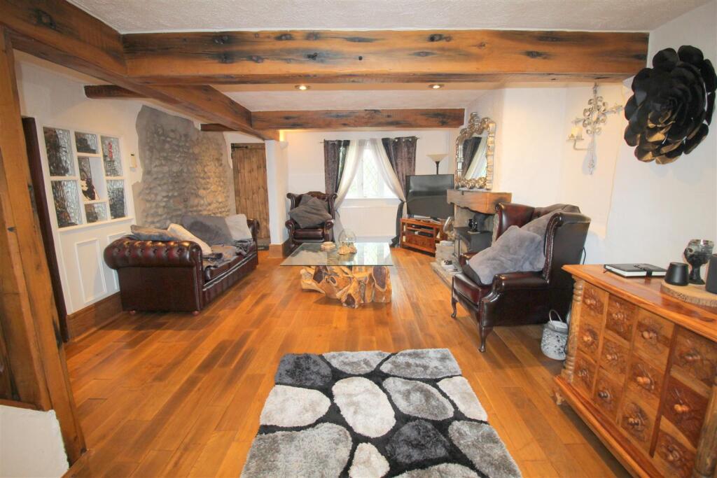 Leach Lodge Farm lounge 3.JPG