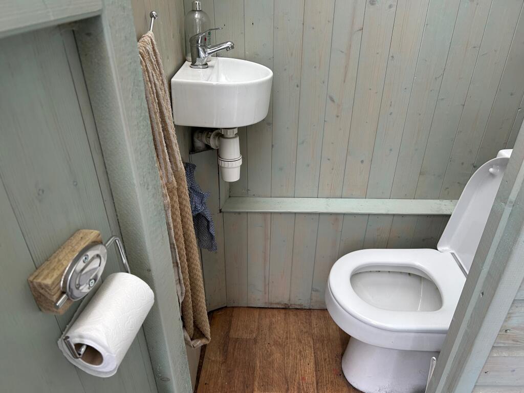 Outdoor WC T202501291119.jpg