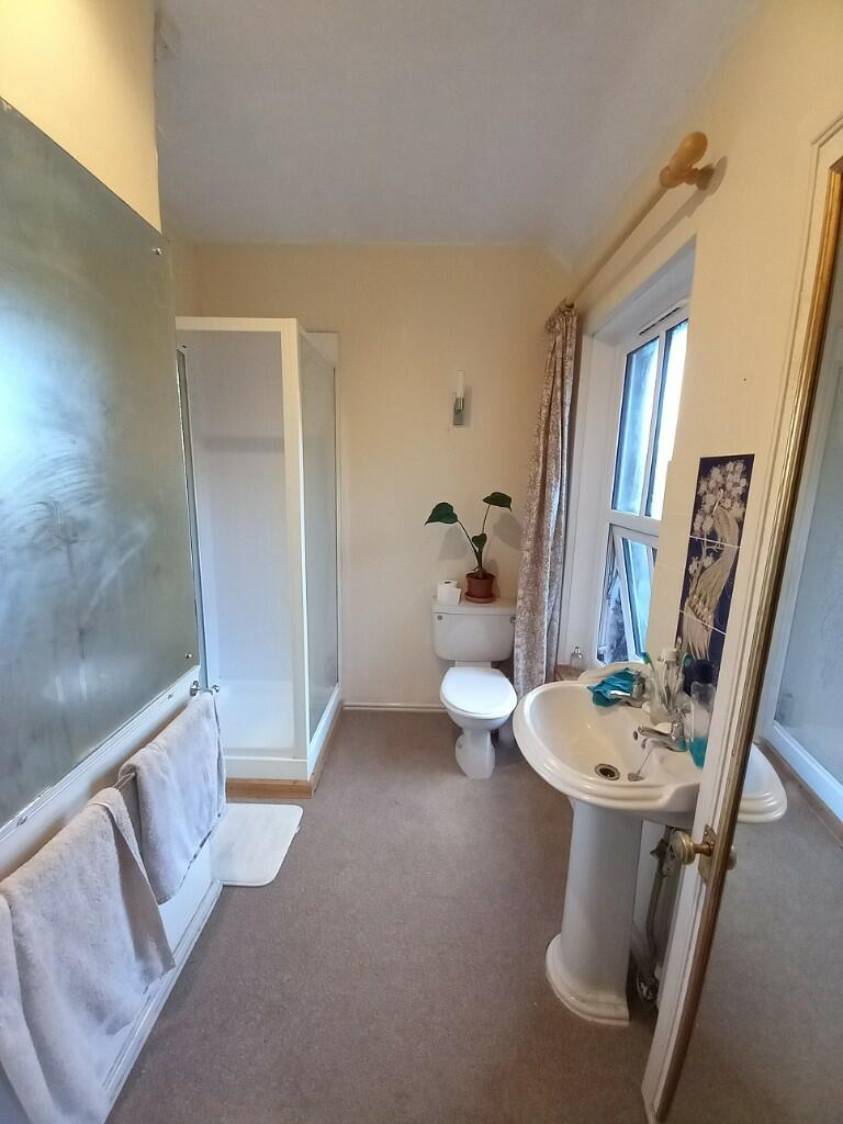 EN-SUITE SHOWER ROOM