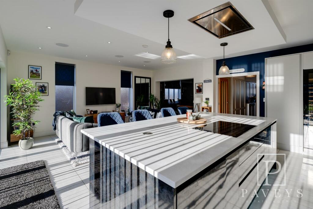 KITCHEN FAMILY ROOM