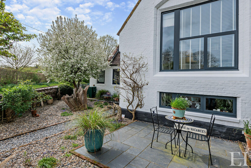 8590702-exteriorw...