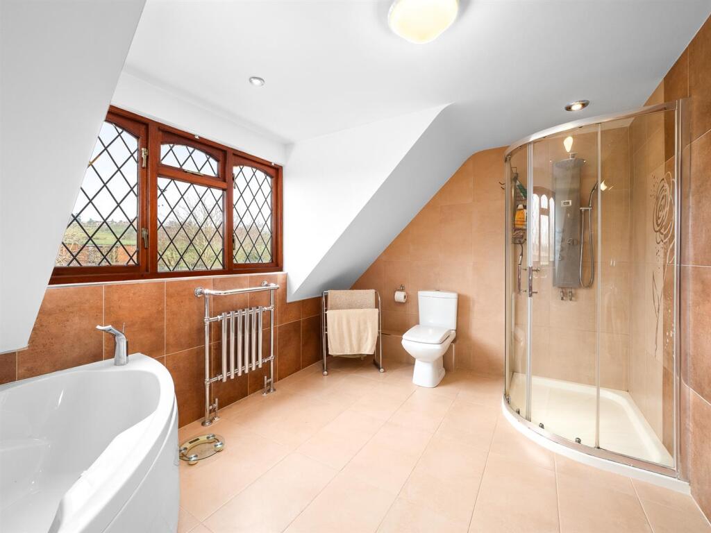 en-suite bed 2