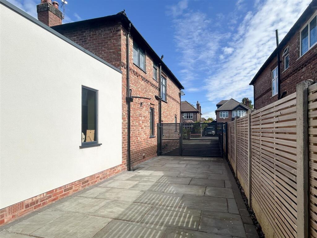 Side Access / Driveway