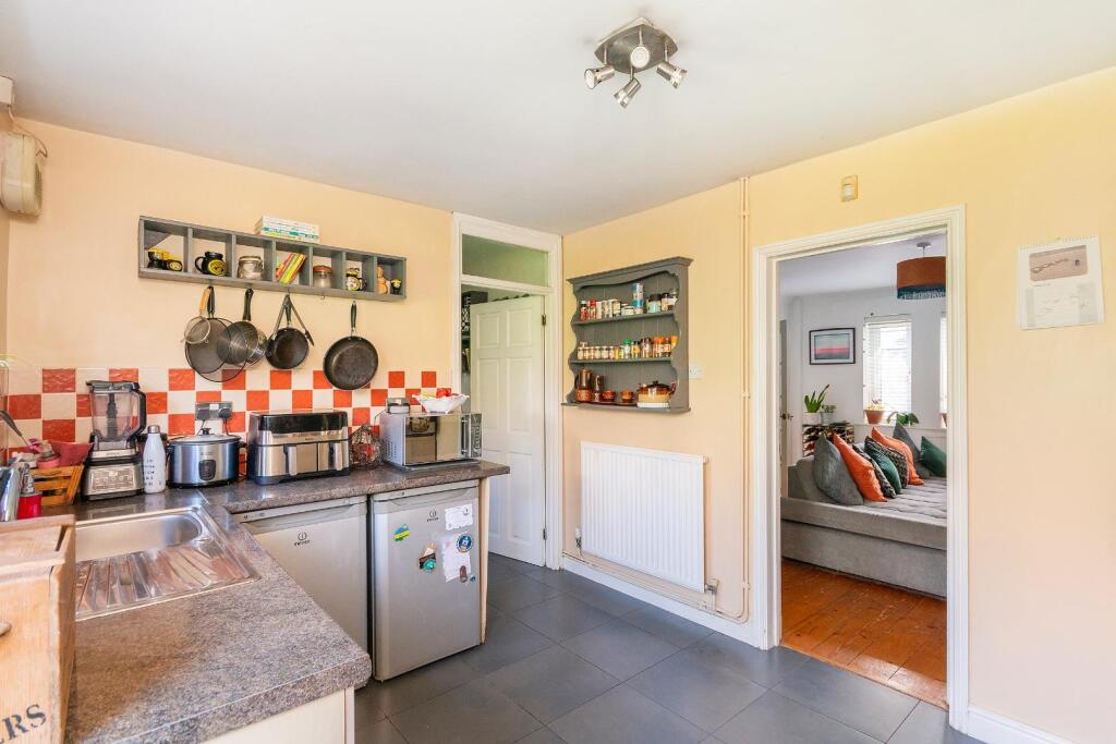 1B0R4BR - Kitchen A.jpg